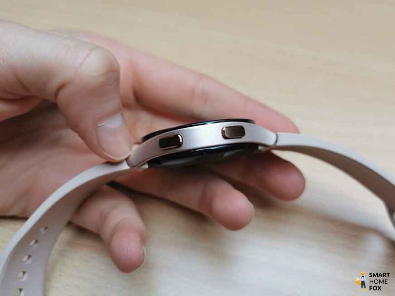 Вы можете увидеть Samsung Galaxy Watch 4 сбоку.